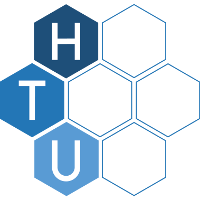 HTU-Logo. 7 Waben, 3 davon mit verschiedenen Blautönen gefüllt. In diesen 3 sind die Buchstaben HTU in Weiß zu lesen.