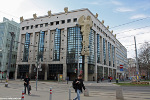 Eine Aufnahme der TU-Bibliothek. Die große Eulenfigur an der Ecke Treitlstraße/Wiedner Hauptstraße nimmt eine zentrale Position im Bild ein. 